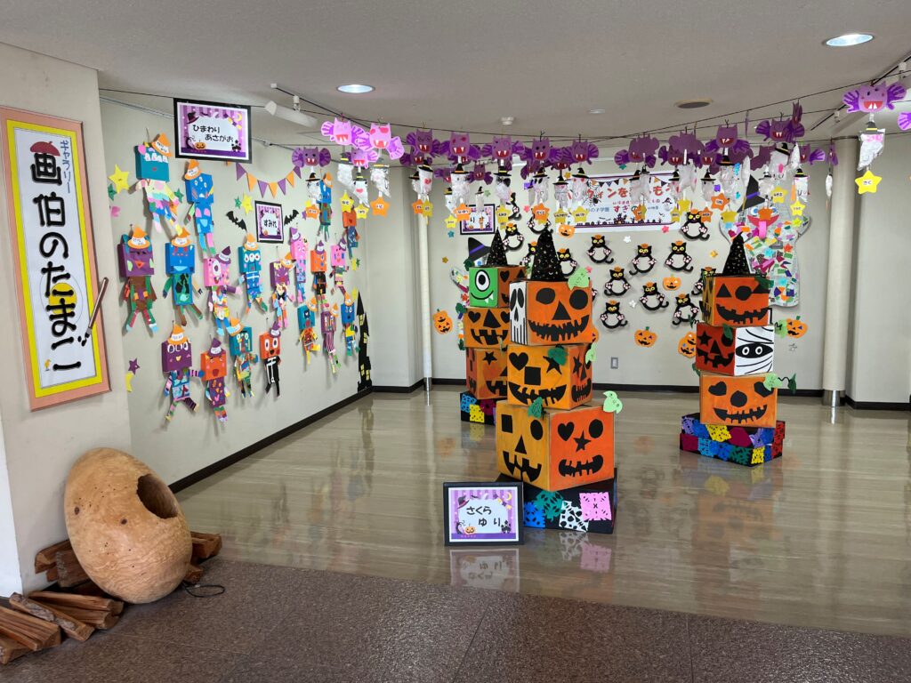 2階展示スペース（「画伯のたまご」）